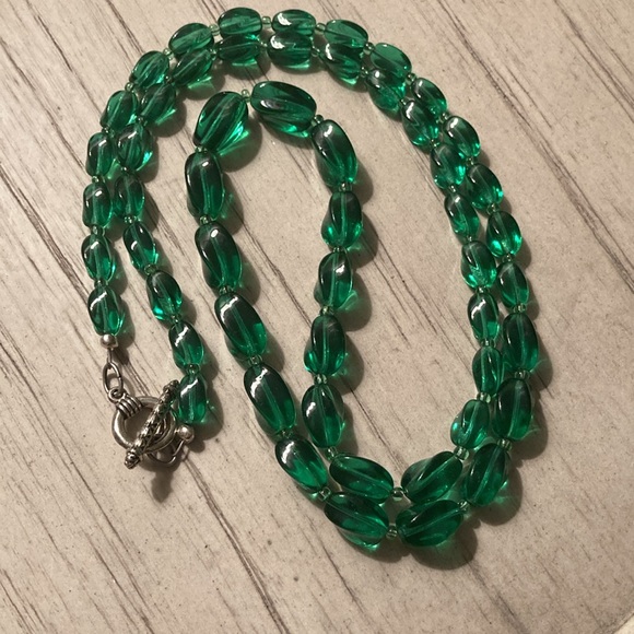 Vintage green glass bead necklace - Picture 6 of 7